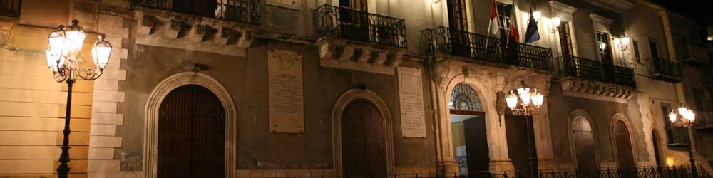 palazzo-municipale-in-notturna.jpg